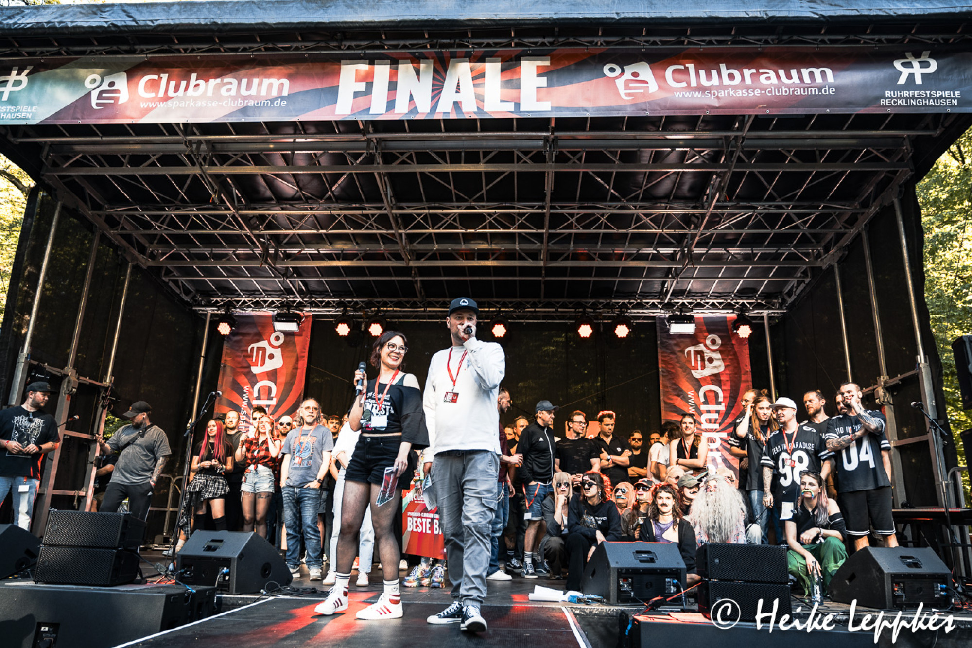 Alle Bands, die Jury und das Moderationsduo Karo und Tim.