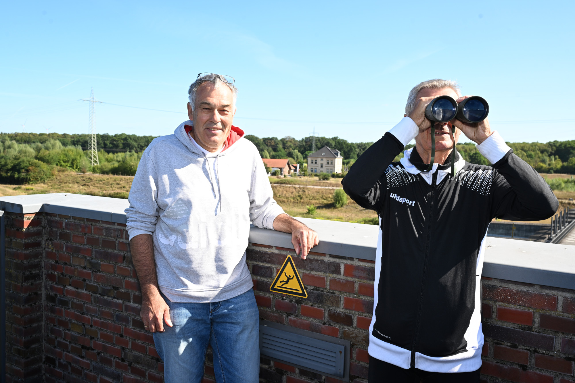 links: Paul Brogt mit Besucher Horst Gröne.
