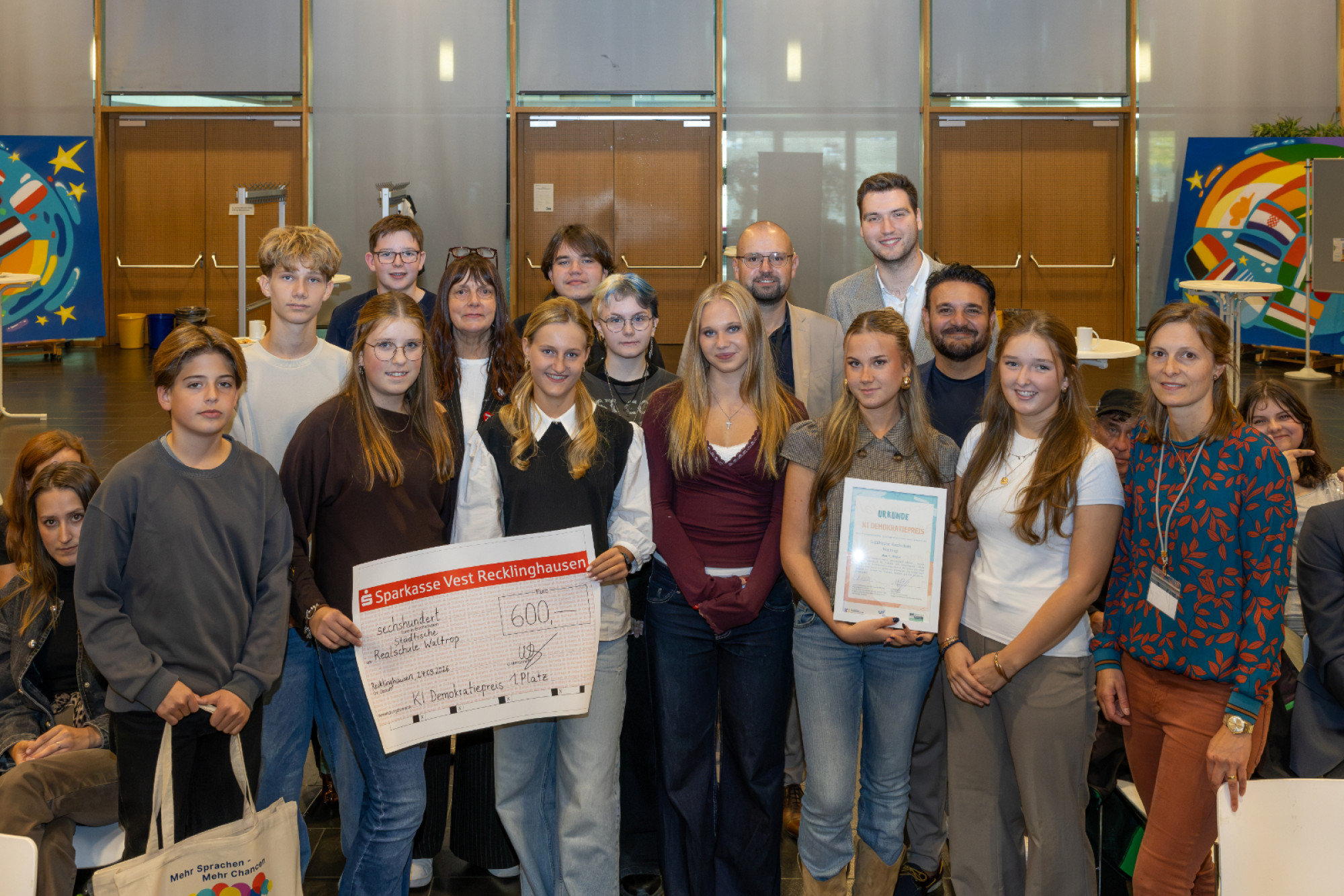 Schülerinnen und Schüler der Klasse 10 a der Städtischen Realschule Waltrop, mit Kreisdirektor Dominik Schad (hinten, 3.v.r.), Lukas Walter vom Kommunalen Integrationszentrum (hinten 2.v.r.), Künstler Adnan Kassim (hinten r.) und Regionalkoordinatorin Lotte Schelleckes (vorne rechts).