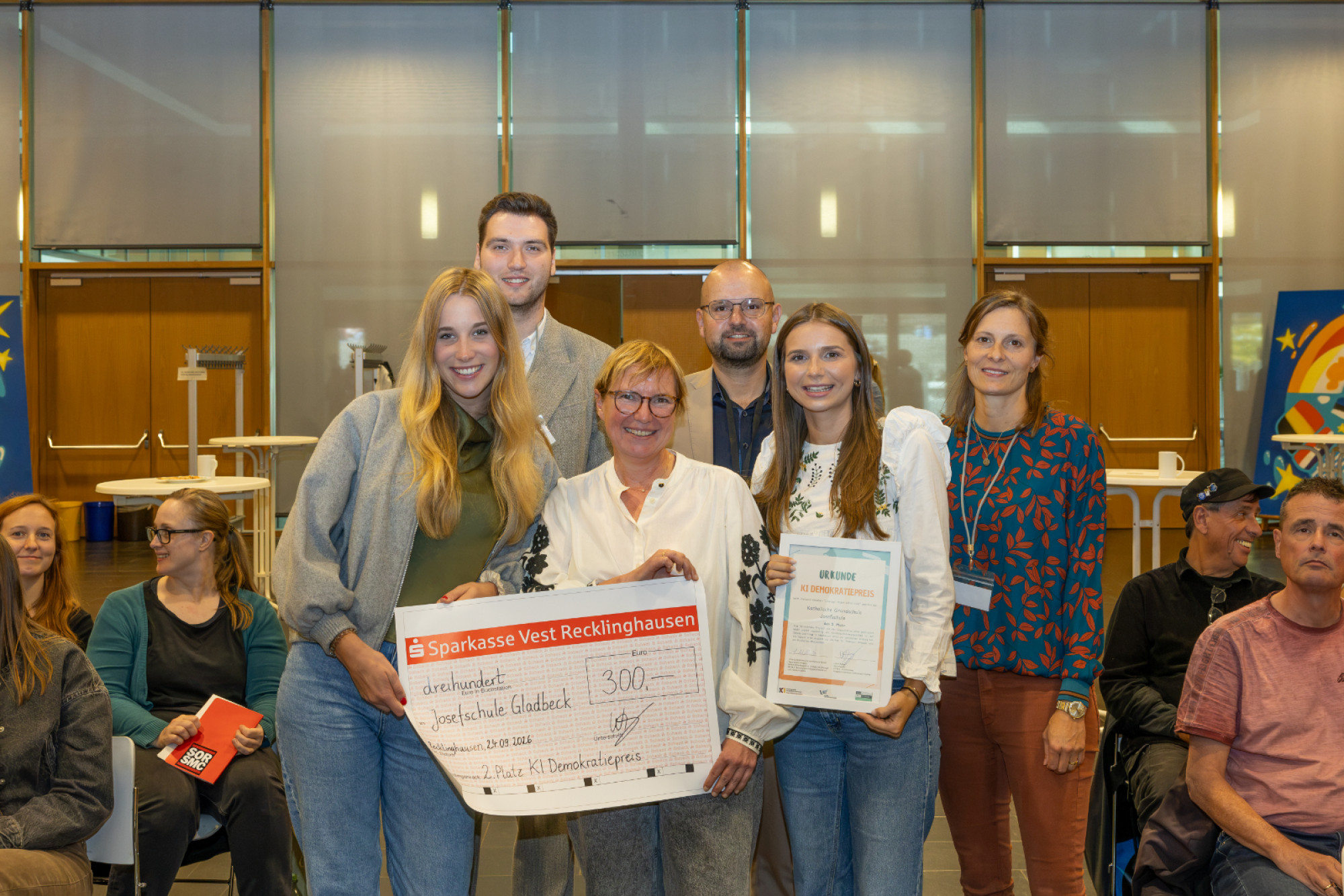 Die Vertreterinnen der Josefschule Gladbeck mit Lukas Walter vom Kommunalen Integrationszentrum, Kreisdirektor Dominik Schad und Regionalkoordinatorin Lotte Schelleckes (hinten v.l.n.r.).