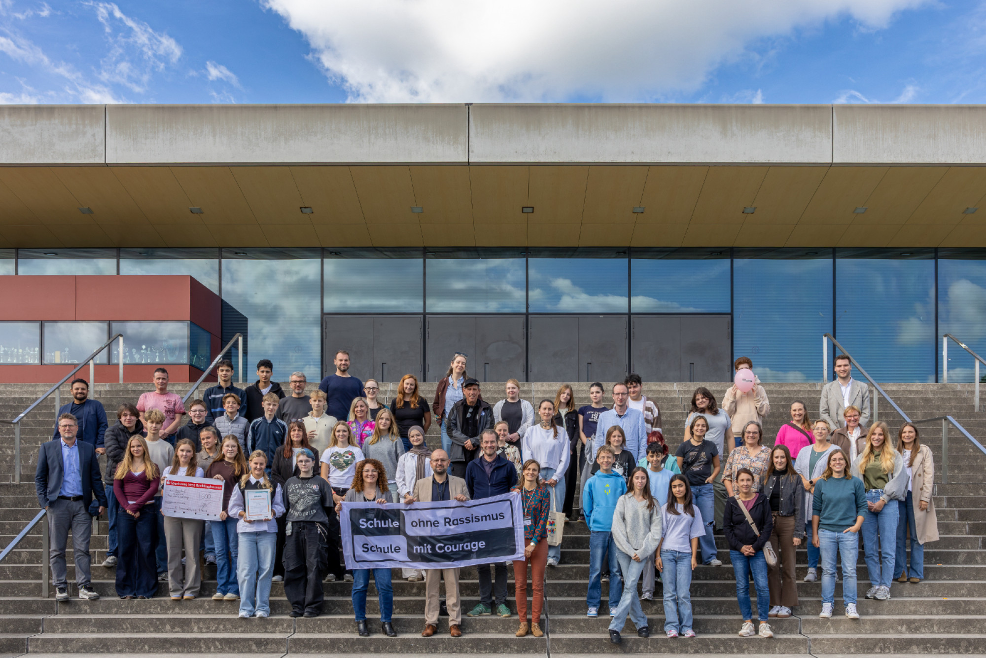 Gruppenbild der teilnehmenden Schulen des diesjährigen Demokratiepreises.